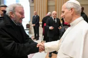 Papa Leão XIV cumprimenta Kiko Argüello, fundador do Caminho Neocatecumenal, ontem (19) no Vaticano.