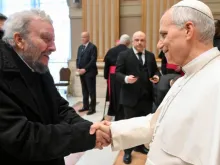 Papa Leão XIV cumprimenta Kiko Argüello, fundador do Caminho Neocatecumenal, ontem (19) no Vaticano.