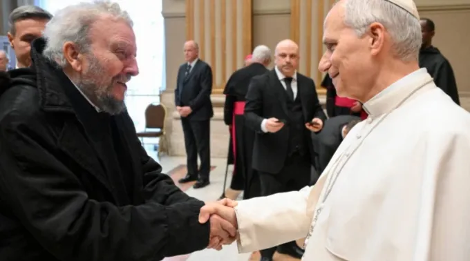 Papa Leão XIV cumprimenta Kiko Argüello, fundador do Caminho Neocatecumenal, no Vaticano em 19 de janeiro de 2026 ?? 