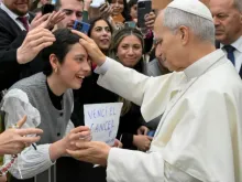 Papa Leão XIV abençoa jovem que venceu o câncer durante em audiência geral na Aula Paulo VI, no Vaticano.