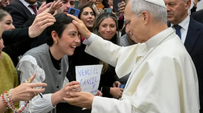 Papa Leão XIV abençoa jovem que venceu o câncer durante em audiência geral na Aula Paulo VI, no Vaticano ?? 