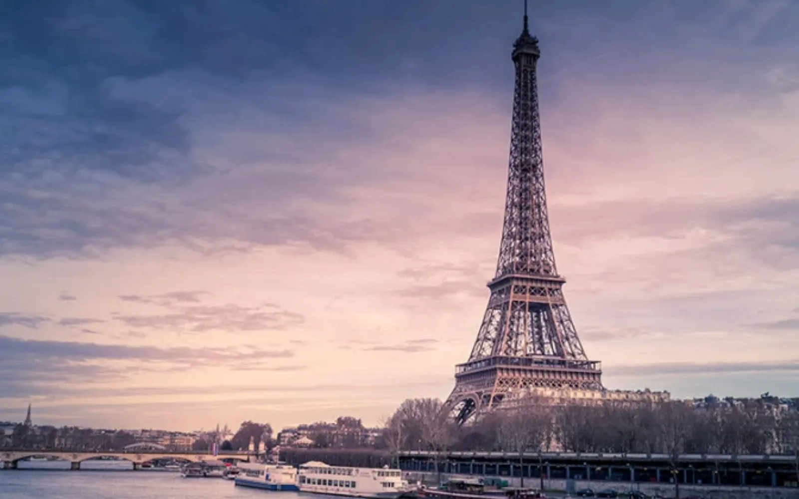 Igreja em Paris convoca concílio para responder a aumento de batismos de adultos