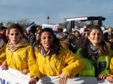 Marcha pela Vida (Marche pour la Vie) na praça Vauban, em Paris, França, em 18 de janeiro de 2026: milhares de participantes marcham numa atmosfera coletiva e familiar.