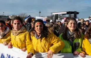 Marcha pela Vida (Marche pour la Vie) na praça Vauban, em Paris, França, em 18 de janeiro de 2026: milhares de participantes marcham numa atmosfera coletiva e familiar.