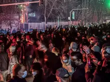 Iranianos se reúnem bloqueando rua em protesto em Teerã, Irã, em 9 de janeiro de 2026.