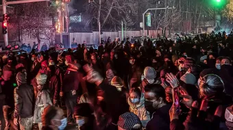 Iranianos se reúnem bloqueando rua em protesto em Teerã, Irã, em 9 de janeiro de 2026.