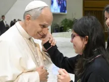 Mariam Illán toca o rosto de Leão XIV ao fim da audiência geral de 14 de janeiro de 2026.