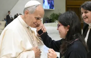 Mariam Illán toca o rosto de Leão XIV ao fim da audiência geral de 14 de janeiro de 2026.