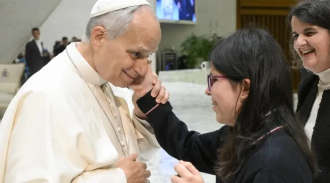 Mariam Illán toca o rosto de Leão XIV ao fim da audiência geral de 14 de janeiro de 2026 ?? 