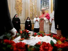 O papa Leão XIV recebe hoje (21) um par de cordeiros abençoados para a festa da virgem e mártir romana santa Inês na capela Urbano VIII, no Palácio Apostólico, no Vaticano.