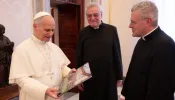 Papa recebe líderes de fraternidade que celebra a missa tradicional