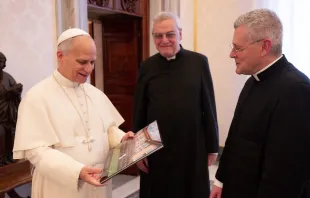 Padre John Berg (à direita), superior-geral da Fraternidade Sacerdotal de São Pedro, é acompanhado pelo padre Josef Bisig (ao centro), cofundador da FSSP e seu primeiro superior-geral, em audiência com o papa Leão XIV na última segunda-feira (19).