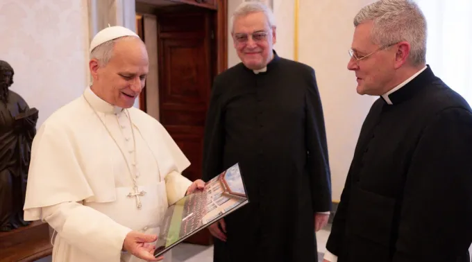 Padre John Berg (à direita), superior-geral da Fraternidade Sacerdotal de São Pedro, é acompanhado pelo padre Josef Bisig (ao centro), cofundador da FSSP e seu primeiro superior-geral, em audiência com o papa Leão XIV em 19 de janeiro de 2026 ?? 