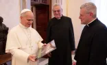 Padre John Berg (à direita), superior-geral da Fraternidade Sacerdotal de São Pedro, é acompanhado pelo padre Josef Bisig (ao centro), cofundador da FSSP e seu primeiro superior-geral, em audiência com o papa Leão XIV na última segunda-feira (19).