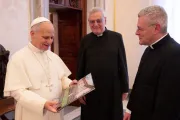 Padre John Berg (à direita), superior-geral da Fraternidade Sacerdotal de São Pedro, é acompanhado pelo padre Josef Bisig (ao centro), cofundador da FSSP e seu primeiro superior-geral, em audiência com o papa Leão XIV na última segunda-feira (19).
