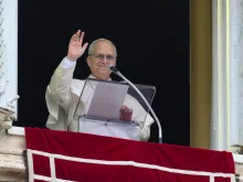Papa Leão XIV acena para multidão na praça de São Pedro, no Vaticano, depois de rezar o Ângelus em 18 de janeiro de 2026.