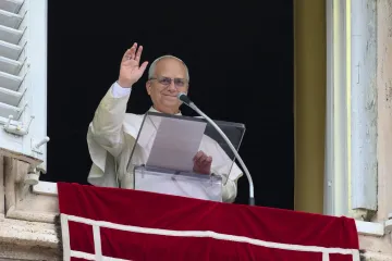 Papa Leão XIV acena para multidão na praça de São Pedro, no Vaticano, depois de rezar o Ângelus em 18 de janeiro de 2026
