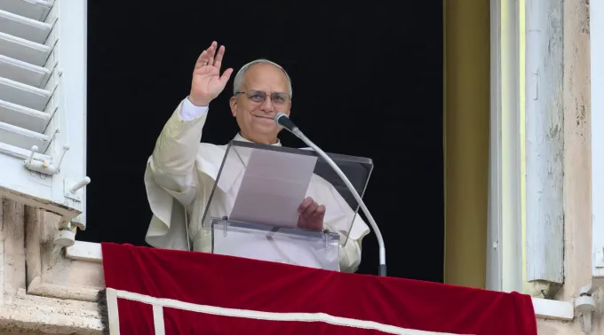 Papa Leão XIV acena para multidão na praça de São Pedro, no Vaticano, depois de rezar o Ângelus em 18 de janeiro de 2026 ?? 
