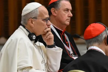 Papa Leão XIV escuta na Sala do Sínodo, no Vaticano, o início do Consistório Extraordinário