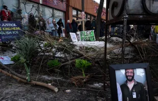 Uma fotografia de Alex Pretti, de 37 anos de idade, pode ser vista num memorial improvisado na área onde ele foi morto a tiros por agentes federais de imigração no último sábado (24), em Minneapolis, Minnesota, EUA.