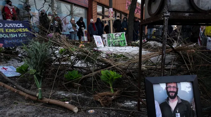 Uma fotografia de Alex Pretti, de 37 anos, pode ser vista num memorial improvisado na área onde ele foi morto a tiros por agentes federais de imigração no início do dia, em Minneapolis, Minnesota, em 24 de janeiro de 2026 ?? 