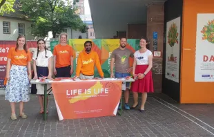 Voluntários da ProLife Europe atendem numa mesa de informações numa ação de divulgação em Freiburg, Alemanha.