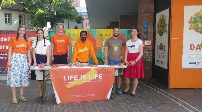 Voluntários da ProLife Europe atendem numa mesa de informações numa ação de divulgação em Freiburg, Alemanha ?? 