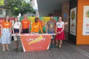 Voluntários da ProLife Europe atendem numa mesa de informações numa ação de divulgação em Freiburg, Alemanha.