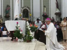 Papa Leão XIV, quando era bispo de Chiclayo, Peru, recita oração de consagração diante de Nossa Senhora de Fátima.