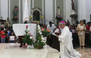 Papa Leão XIV, quando era bispo de Chiclayo, Peru, recita oração de consagração diante de Nossa Senhora de Fátima.
