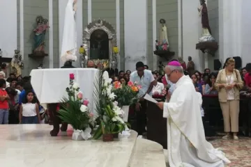 Papa Leão XIV, quando era bispo de Chiclayo, Peru, recita oração de consagração diante de Nossa Senhora de Fátima