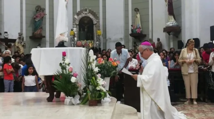 Papa Leão XIV, quando era bispo de Chiclayo, Peru, recita oração de consagração diante de Nossa Senhora de Fátima ?? 