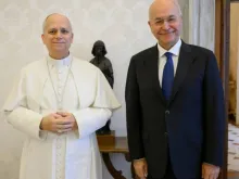 Papa Leão XIV e o alto comissário da Organização das Nações Unidas para os refugiados, Barham Salih, ontem (26) no Vaticano.