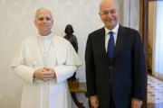 Papa Leão XIV e o alto comissário da Organização das Nações Unidas para os refugiados, Barham Salih, ontem (26) no Vaticano.