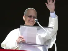 Papa Leão XIV saúda os peregrinos reunidos na praça de São Pedro, no Vaticano, para a oração do Ângelus em 25 de janeiro de 2026.