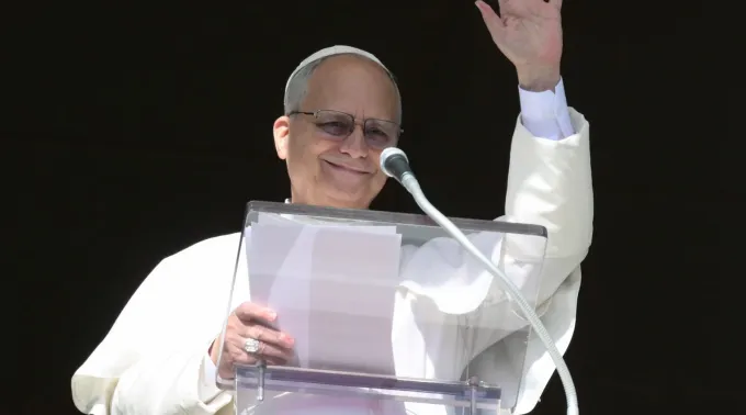 Papa Leão XIV saúda os peregrinos reunidos na praça de São Pedro, no Vaticano, para a oração do Ângelus em 25 de janeiro de 2026 ?? 