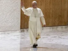 Papa Leão XIV chega à Aula Paulo VI, no Vaticano.
