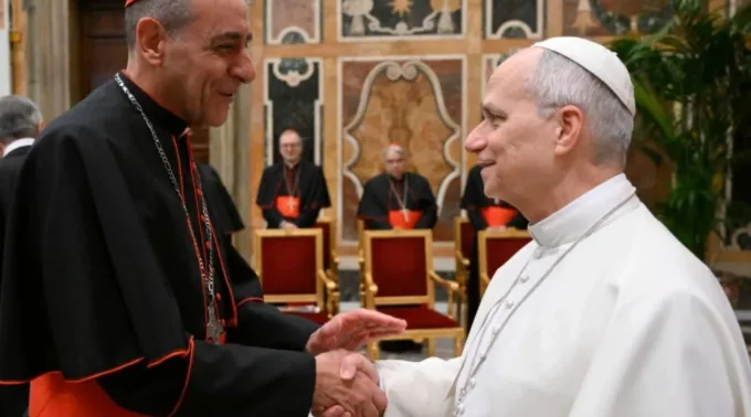 Papa Leão XIV cumprimenta o cardeal Víctor Manuel Fernández ?? 