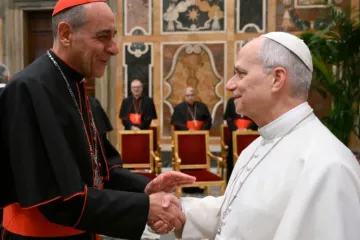 Papa Leão XIV cumprimenta o cardeal Víctor Manuel Fernández