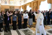 Papa Leão XIV recebe membros do Regnum Christi ontem (29) no Vaticano.