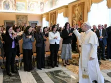 Papa Leão XIV recebe membros do Regnum Christi ontem (29) no Vaticano.