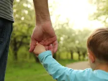 Homem com criança. Imagem referencial.