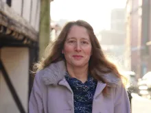 Isabel Vaughan-Spruce ontem (29) em frente ao Tribunal de Magistrados de Birmingham, em Londres, Inglaterra.