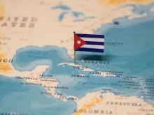 Mapa e bandeira de Cuba.
