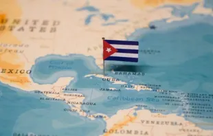 Mapa e bandeira de Cuba.