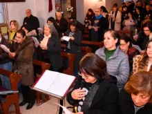 Fiéis cristãos na igreja ortodoxa armênia de São Hagop em Qamishli, Síria.