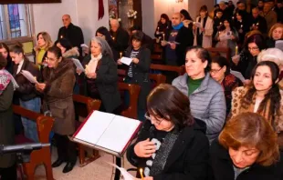 Fiéis cristãos na igreja ortodoxa armênia de São Hagop em Qamishli, Síria.