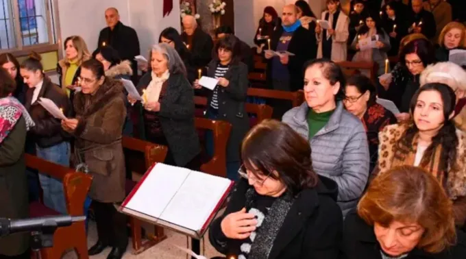 Fiéis cristãos na igreja ortodoxa armênia de São Hagop em Qamishli, Síria ?? 