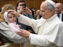 Papa Leão XIV abençoa bebê depois de audiência geral.