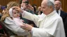 Papa Leão XIV abençoa bebê depois de audiência geral.